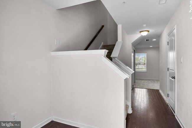 Building Photo - 8 Iron Gate Rd