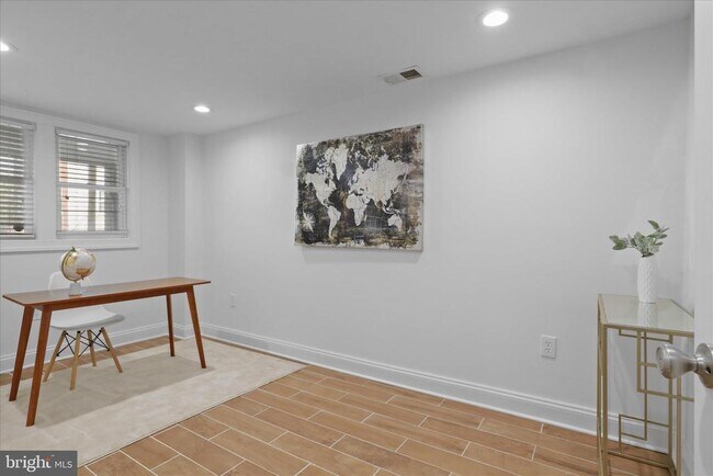 Building Photo - 521 Quintana Pl NW