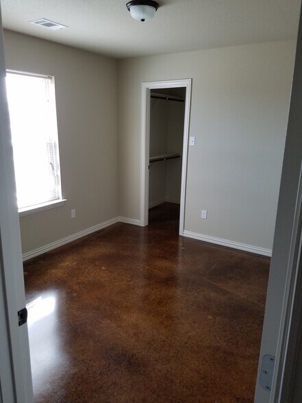 Building Photo - 105 Crossfire Ct