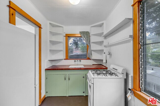 Building Photo - 2540 1/2 Glen Green St