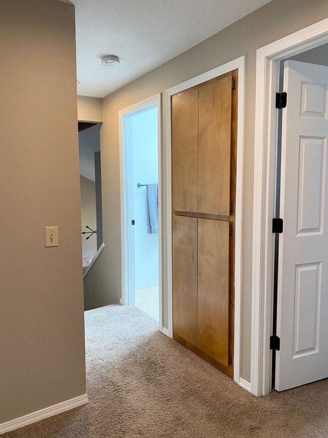 Building Photo - Lovely updated Bethany home