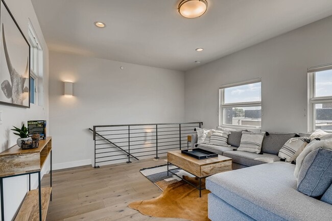 Building Photo - Contemporary Townhome with Rooftop Deck-Flatiron Views