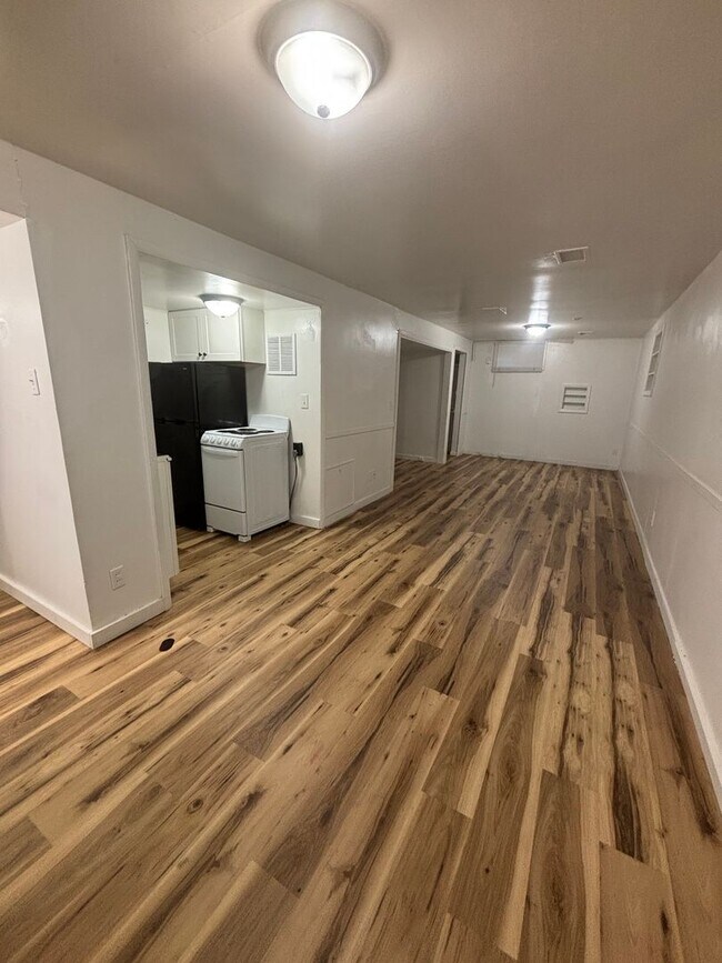 Building Photo - Beautifully Updated Studio Near WSU – All Utilities Included