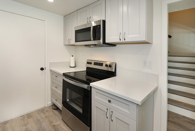 Building Photo - 7912 Rainbow Cir