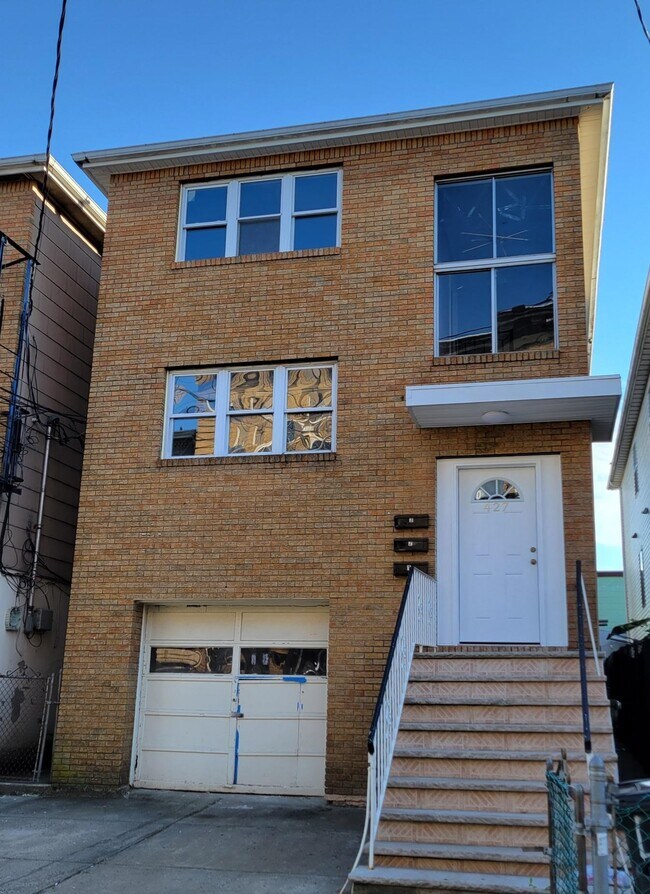 Building Photo - 427 5th St