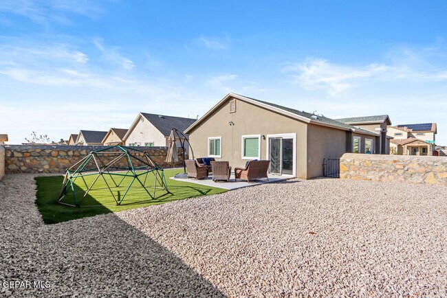 Building Photo - 13960 Lago Vista Ave