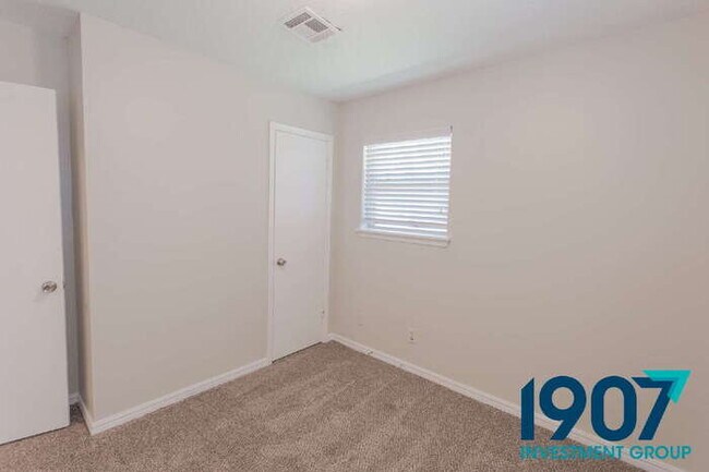 Building Photo - Charming 3-Bedroom Home in Moore with Spac...