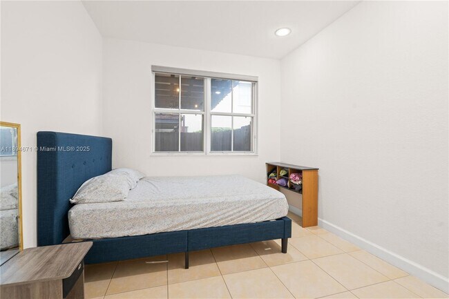 Building Photo - 1010 NW 102 Ct