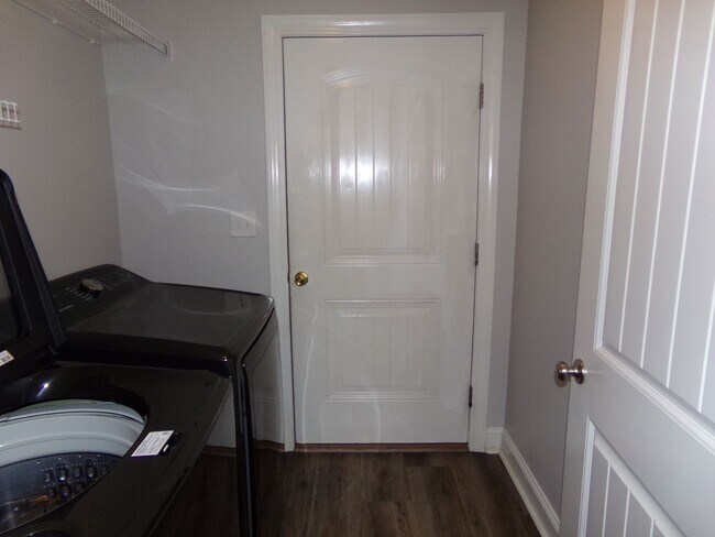 Building Photo - Beautiful Home in Indian Hills