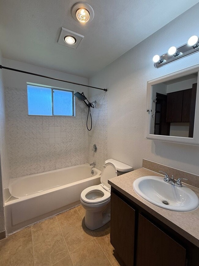 Building Photo - 141-143 E Home Ave