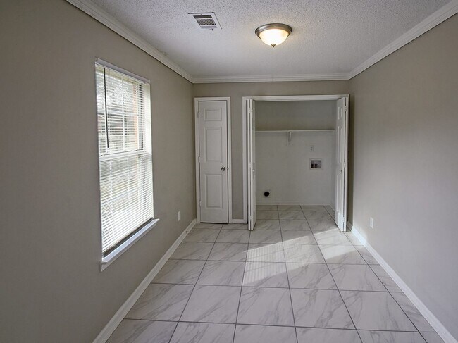 Building Photo - Charming 6 bed, 3 bath home on corner lot between S. Germantown and Hacks Cross.