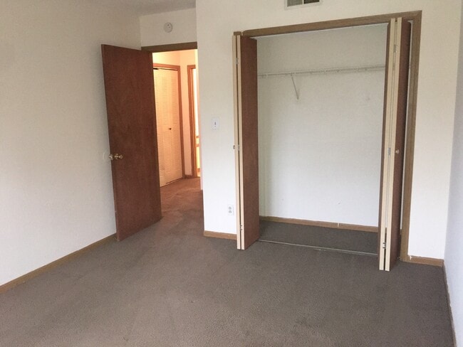 Building Photo - 2 Bedroom Top Floor Apartment - Close to I-70