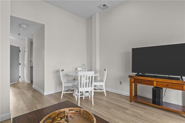 Building Photo - 580 Thames St