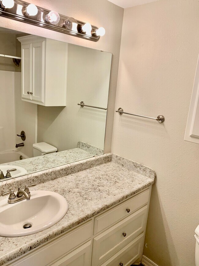 Building Photo - 2 Bed 2 Bath Duplex!