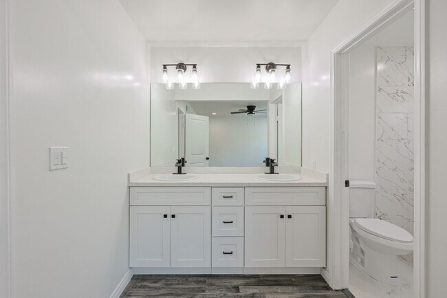 Building Photo - Spacious 5-Bedroom, 3-Bath Home – Convenie...