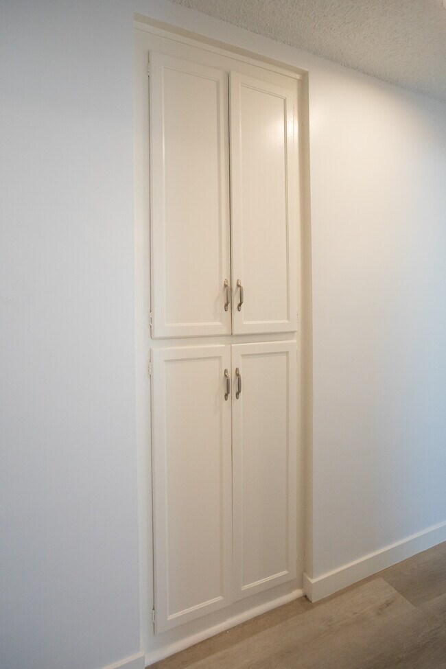 Building Photo - 11801 Rexford Rd