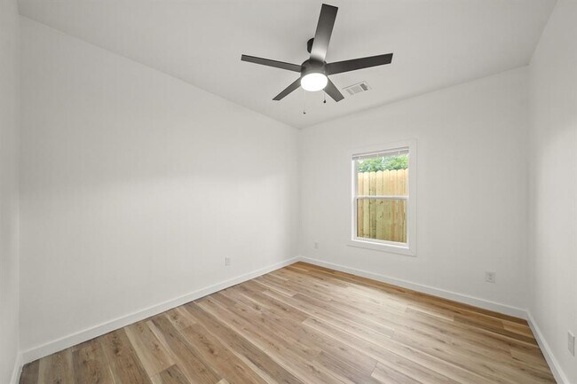 Building Photo - 6206 Lyndhurst Dr