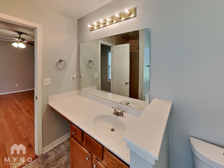 Building Photo - 307 Burton Dr