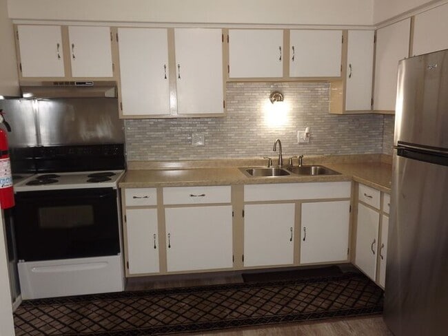 Building Photo - COMING SOON! Updated 2 bed 1 bath Condo