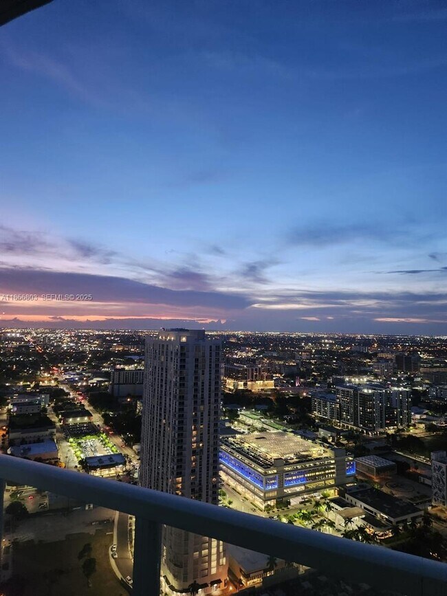 Building Photo - 1900 N Bayshore Dr