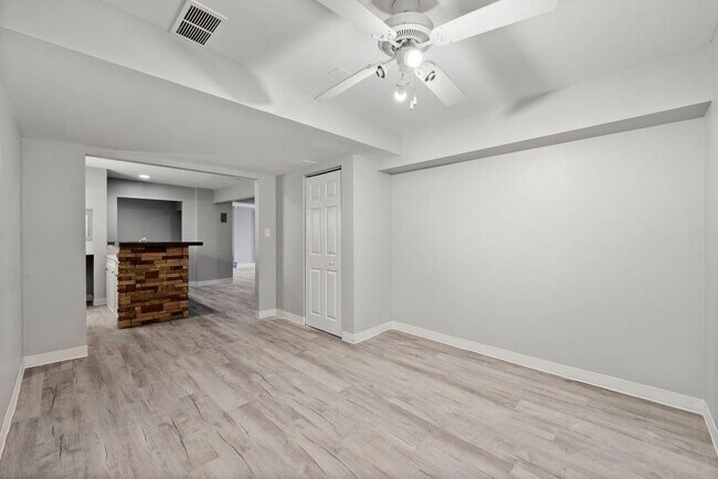 Building Photo - 880 Melody Ln