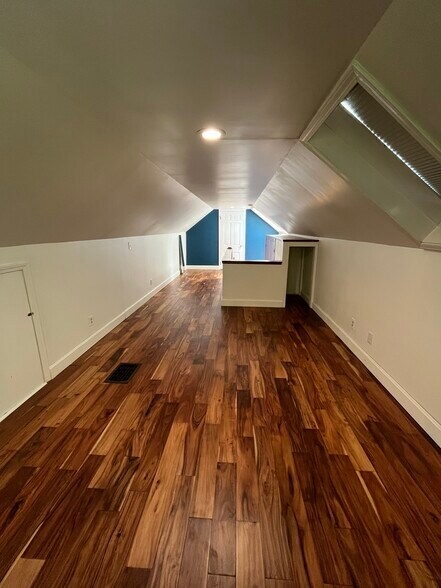 Building Photo - 697 Rosehill Rd