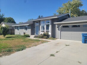 Building Photo - Bright & Beautiful 3-Bed, 2-Bath Home with...