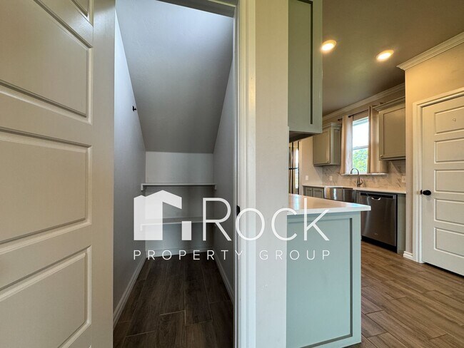 Building Photo - Spacious 3-Bedroom Home with Designer Kitc...