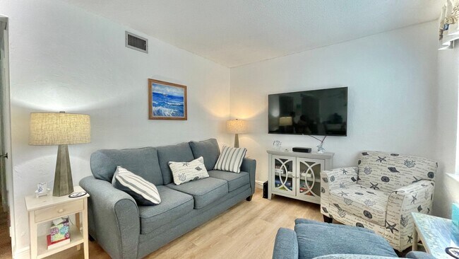 Building Photo - Available MAY - DEC 2026 Fully Furnished Turn Key 2 BR 2 BA inc Utilities Heart of Downtown Vero!...