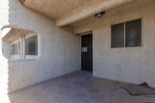 Building Photo - Modern 2 Bed, 2 Bath Condo Near UNLV – Prime Central Location!