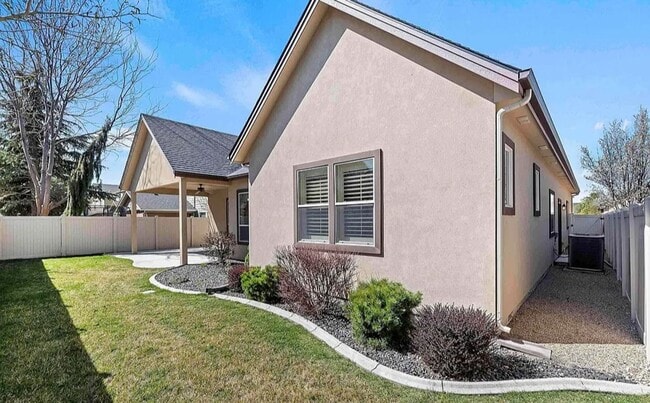 Building Photo - Gorgeous 3 bed 2 bath home in the heard of...