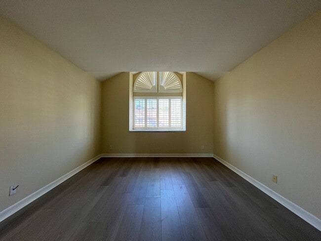 Building Photo - MOVE IN READY 5+4 in guard-gated Porter Ranch community!