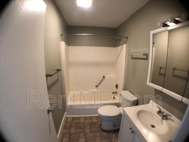 Building Photo - 303 S Oak St