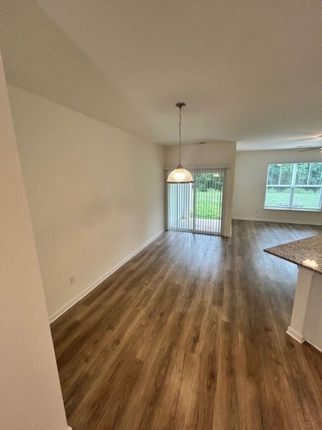 Building Photo - FREE RENT - $1000 Off First Month's Rent! ...