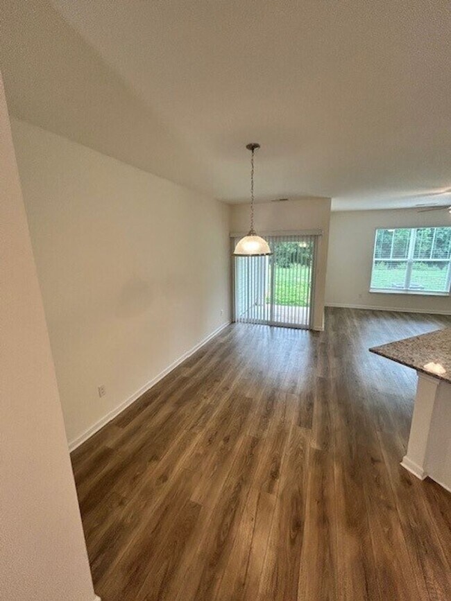 Building Photo - Limited Time Offer: First Full Month Rent-...