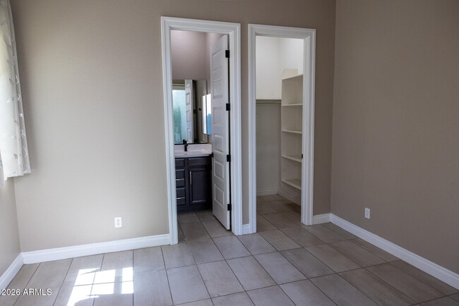 Building Photo - 2462 E Lovebird Ln