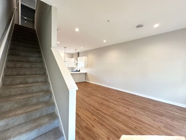 Building Photo - ONE MONTH FREE ON 12-MONTH LEASE!