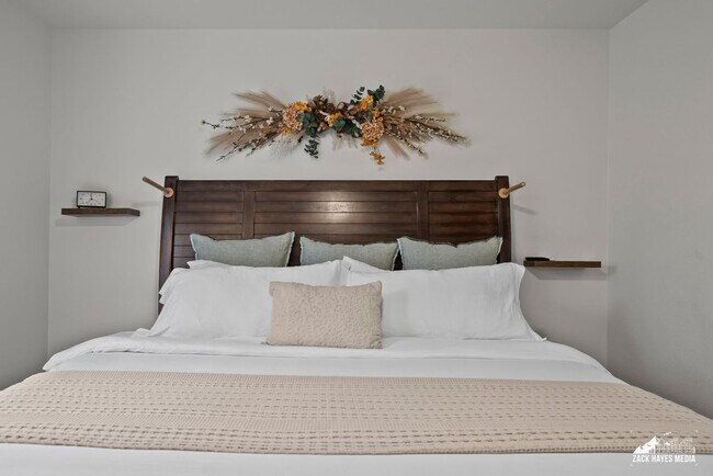 Building Photo - Townhouse — Beautiful 3-Bed / 2-Bath, 2-St...