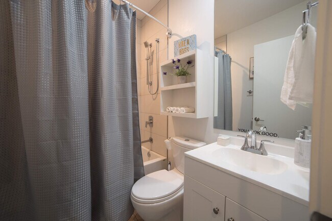 Building Photo - 2048 W Chicago Ave