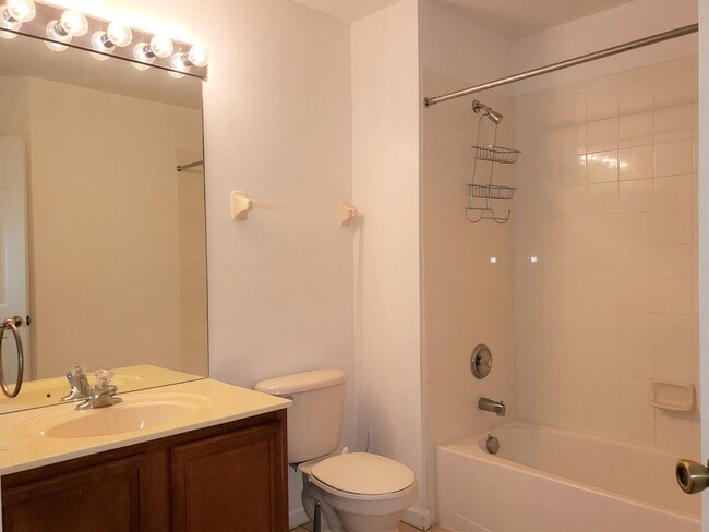 Building Photo - 2-story Spacious Townhome - Gated Communit...