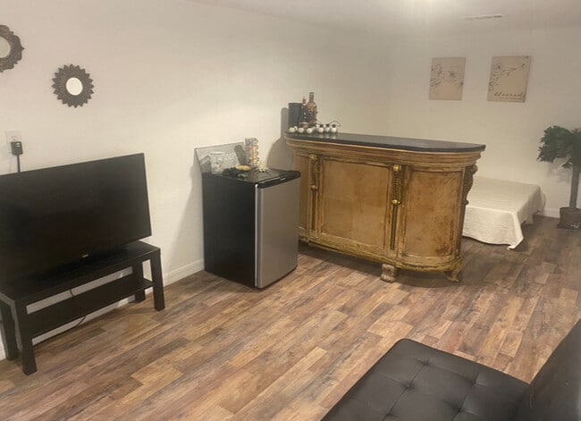 Building Photo - 102 Lamplighter Rd