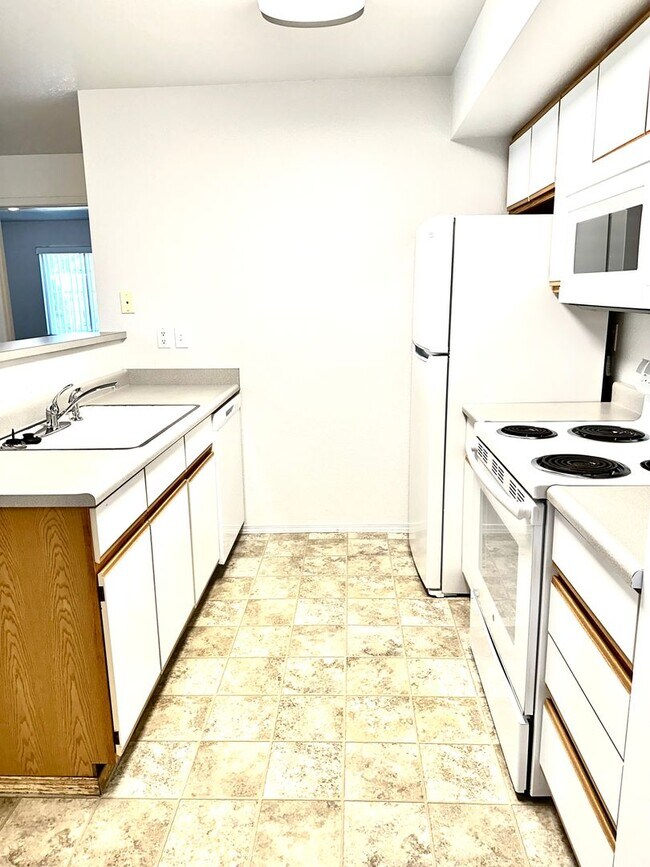 Building Photo - Love where you live in this 2 bedroom 2 bathroom 1st floor apartment!