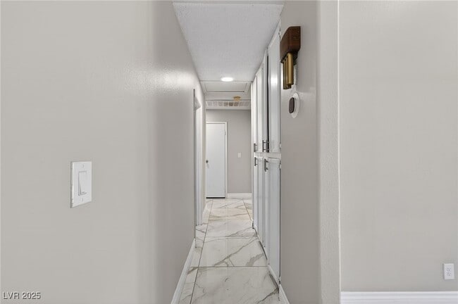 Building Photo - 492 Chelsea Dr