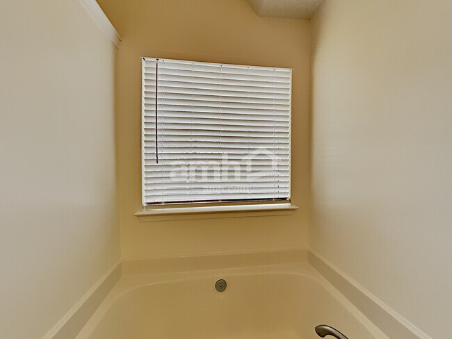 Building Photo - 900 Crowders Woods Dr