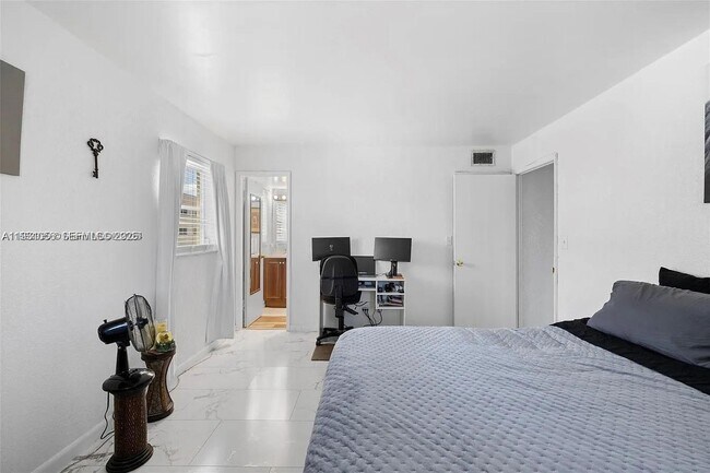 Building Photo - 4043 NW 16th St