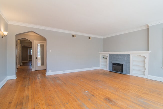 Building Photo - 7841 S Kingston Ave