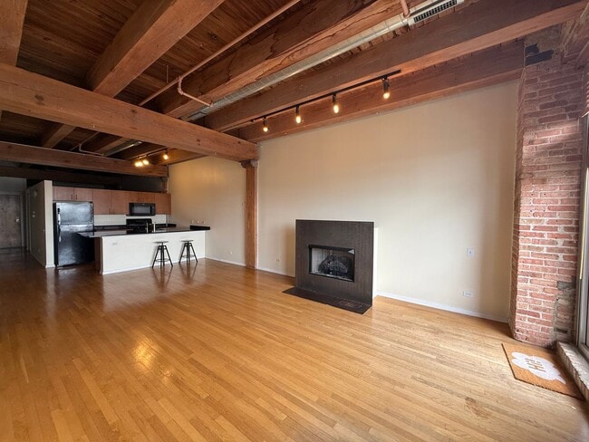 Building Photo - Great 1 Bedroom/1 Bath Great Location Close to Entertainment and Transportation!