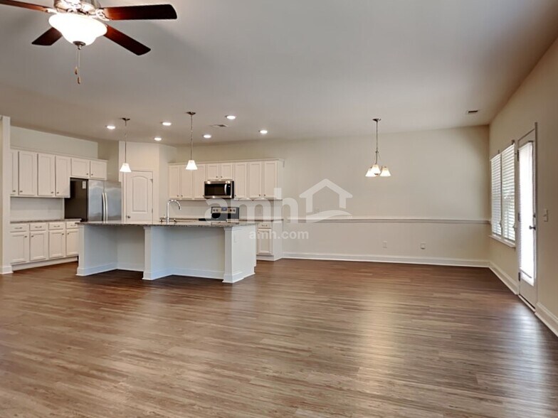 Building Photo - 104 Stagecoach Ln