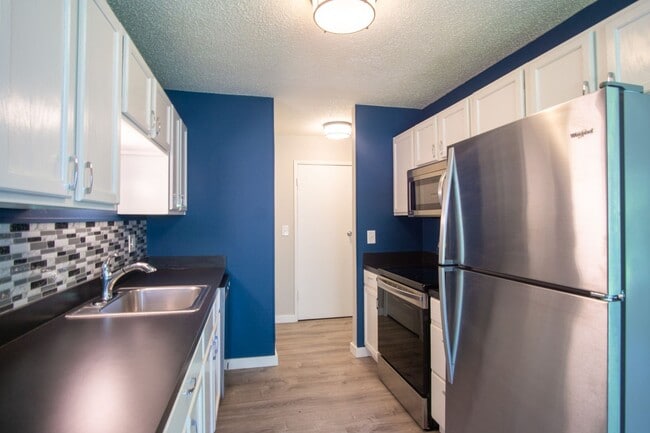 Building Photo - Close-in SE Spacious 3-Bed + A/C Ready Late July!