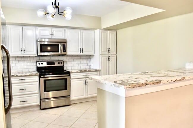 Building Photo - 6040 Glendale Dr